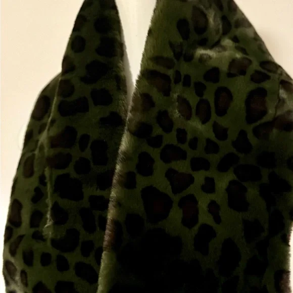 Echo Green Faux Fur Leopard Print Scarf - Picture 2 of 6